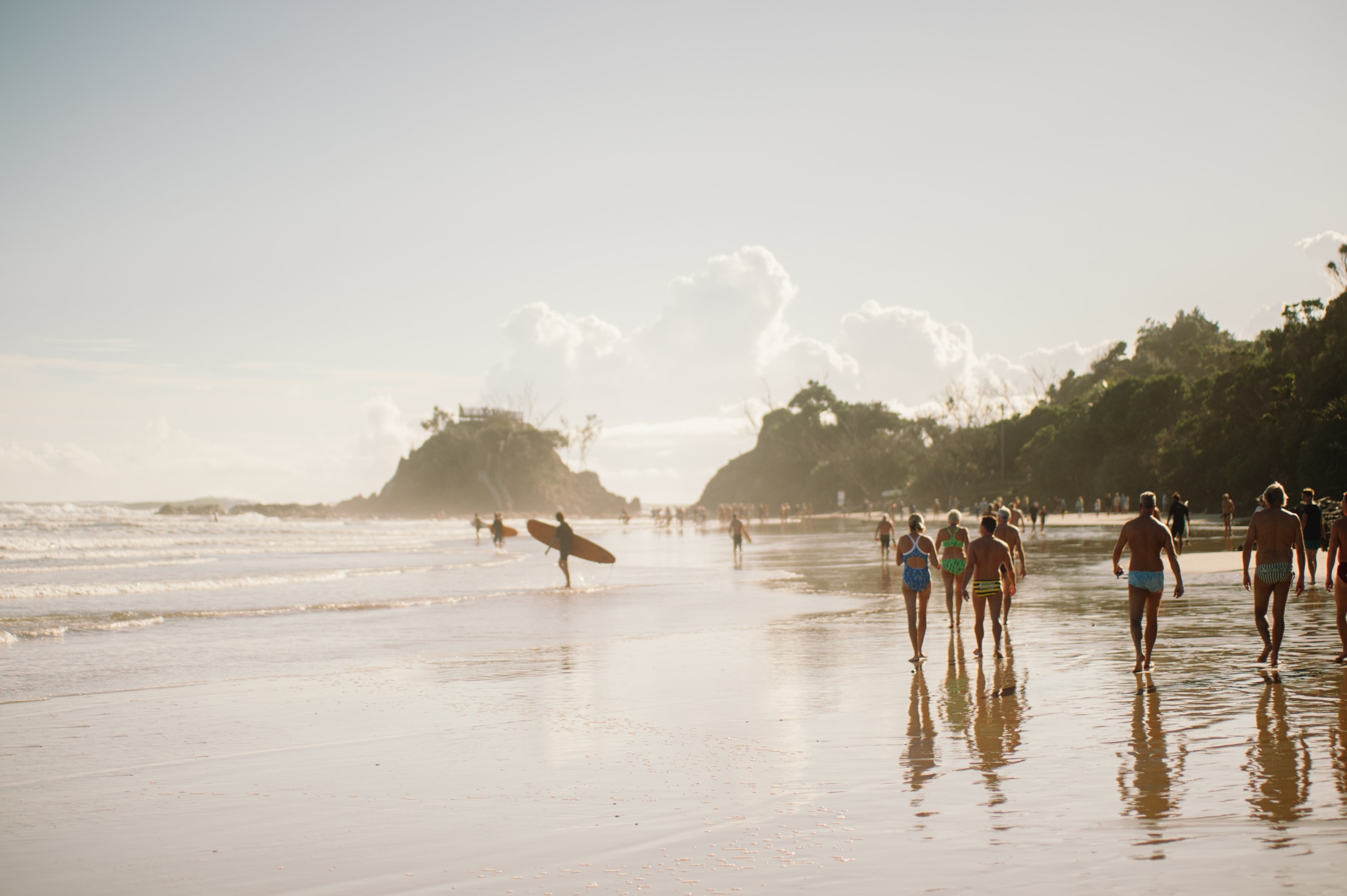 Byron Bay. Hier ijkt het leven niet zozeer een voortdurende vakantie, als wel en voortdurende reisreportage; een iets overbelicht, subtiel verzadigd, contrastrijk beeld van zorgeloze orde en beheersing. – © Unsplash