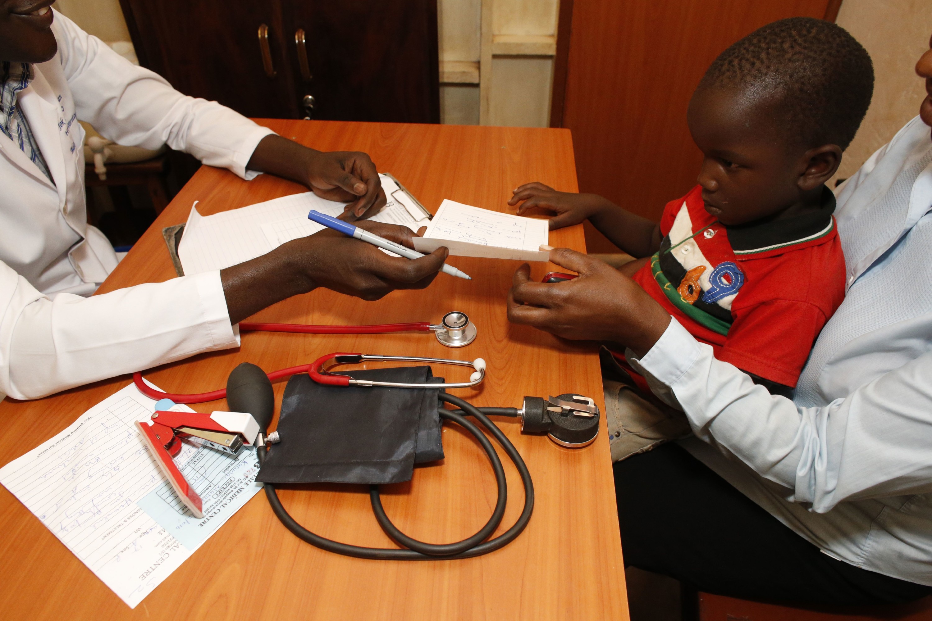 Medisch centrum in Bweyale, Uganda. Sommige fabrikanten maken de afweging hun slechtste medicijnen daar te verkopen waar hun pakkans het kleinst is; de zogenaamde rest of world-markten. – BSIP / Universal Images Group via Getty Images