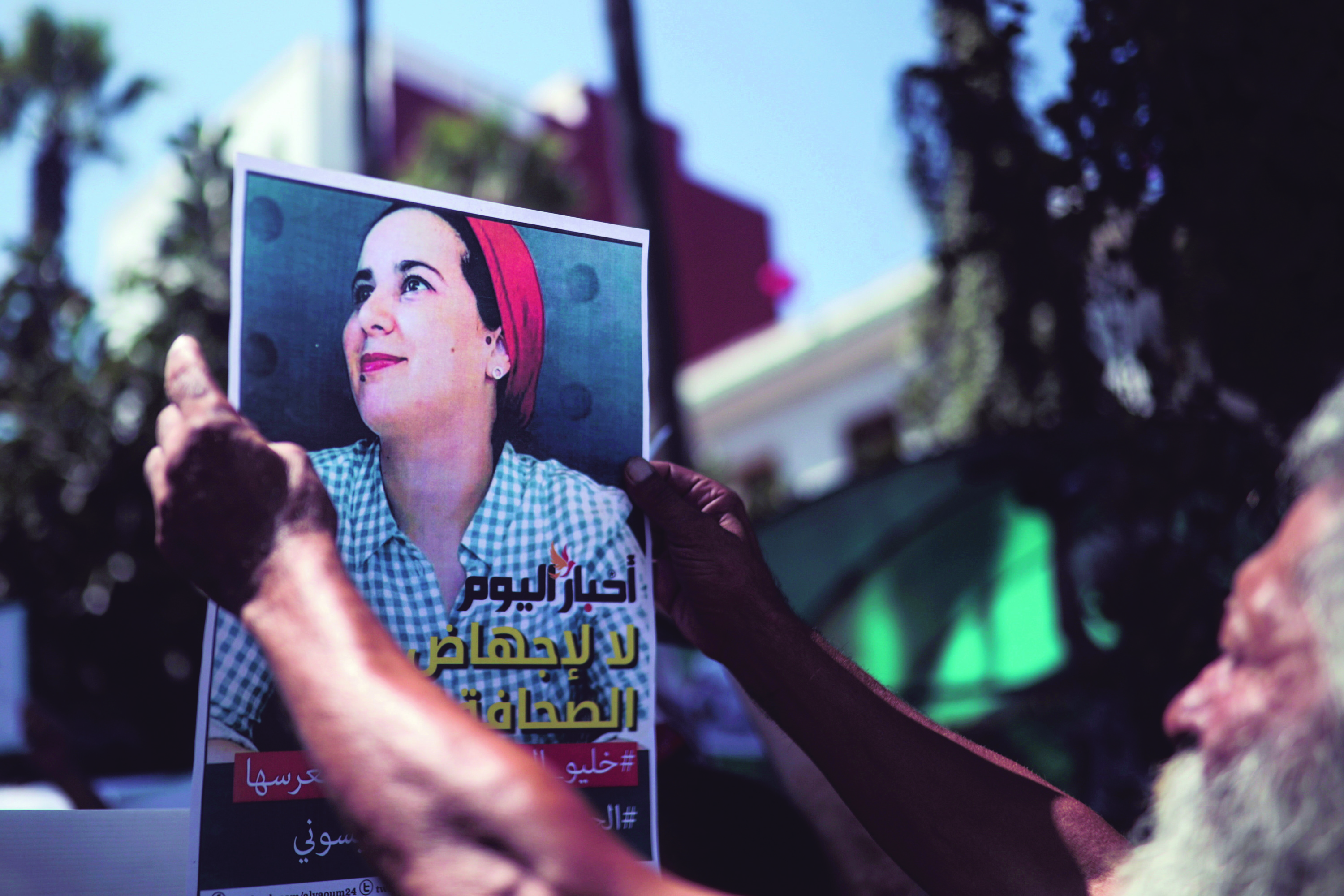 Een man houdt tijdens een demonstratie een afbeelding omhoog van Hajar Raissouni met de tekst ‘Vrijheid voor Hajar’. – © Mosa’ab Elshamy / AP Photo / HH