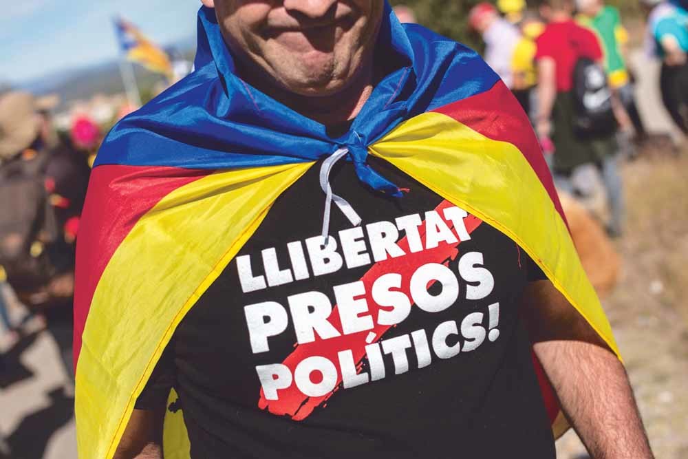 Na de uitspraak hebben duizenden Catalanen vanuit verschillende dorpen een mars naar Barcelona georganiseerd.  – © Bernat Armangue / AP Photo / HH