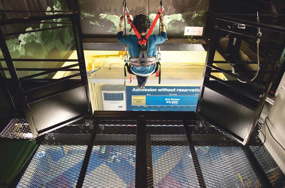 Een bezoeker in de Jungle Bungee VR, een van de spellen in de Virtual Reality Arena in Tokio. © Tomohiro Ohsumi / Getty