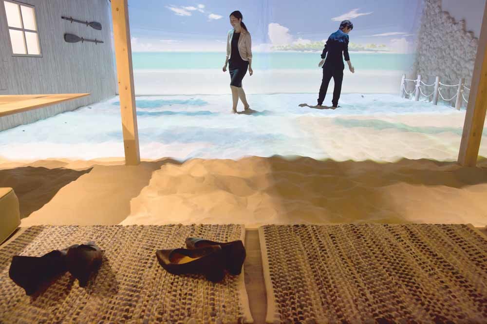 Journalisten testen een VR-attractie. © Tomohiro Ohsumi / Getty