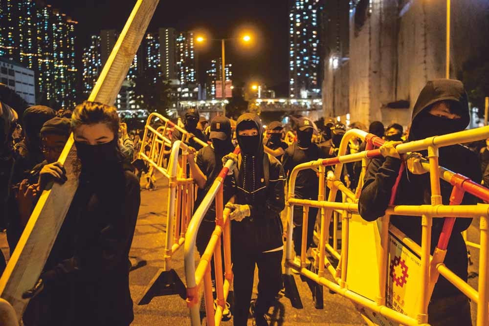Demonstranten in Hongkong gebruiken hekken om barricades op te werpen. © Billy H.C. Kwok / Getty Images