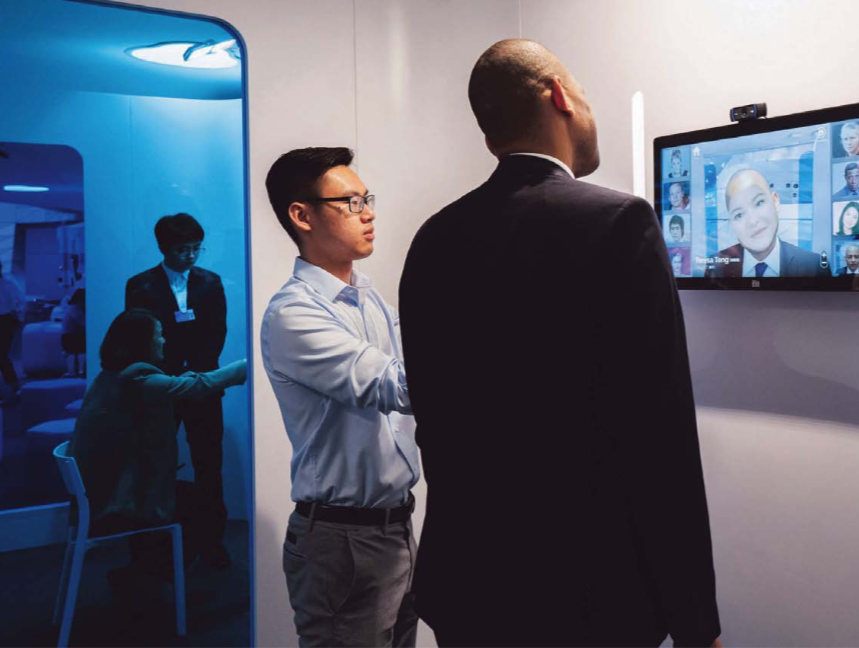 Een medewerker van Pinscreen geeft een demonstratie van de faceswap-technologie op het World Economic Forum in Dalian, China. © Hao Li