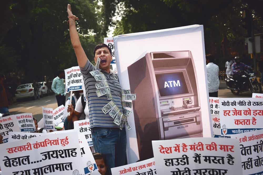 Leden van het Indian Youth Congress, de jongerenafdeling van  de Indian National Congress Party, protesteren op 8 november in New Delhi tegen premier Narendra Modi.  © Indraneel Chowdhury / Getty