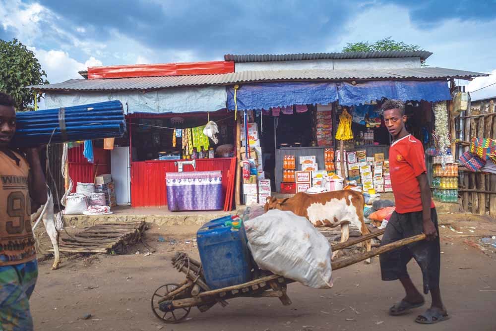 1. De markt in de Ethiopische stad Jinka.; 2. Een kapperszaak in Jinka. - © Maro Kouri / HH