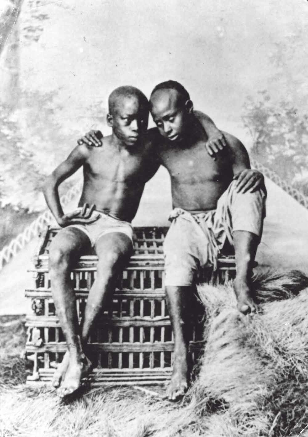 Foto uit circa 1870 van twee tot slaaf gemaakte kinderen. In de suikermolens stonden kinderen dag en nacht aan de lopende band. © Hulton Archive / Getty