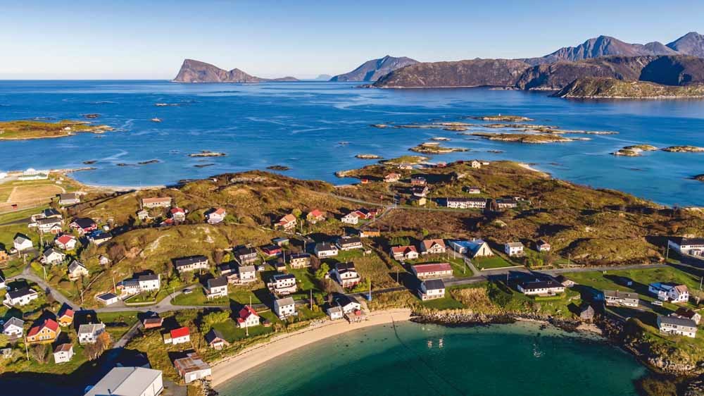 Het Noorse eiland Sommarøy ligt binnen de poolcirkel en telt in de zomer 76 dagen waarop de zon niet ondergaat.