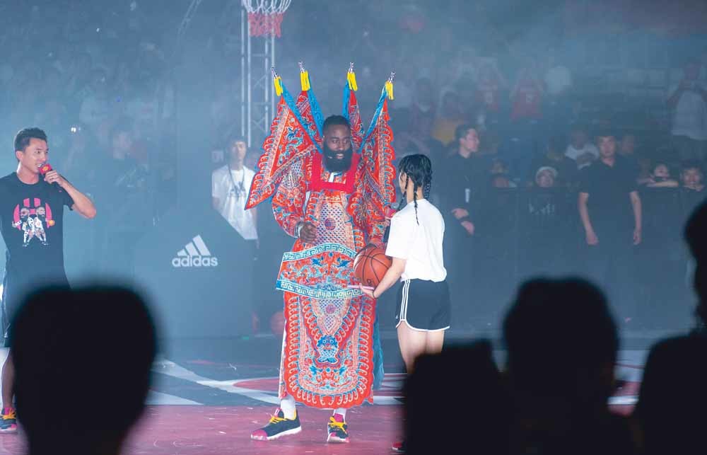 Basketballer James Harden van de Houston Rockets bezoekt de Technische Universiteit van Beijing op  22 juni en geeft een demonstratie in traditioneel kostuum.  © Un Likun / Visual China Group  / Getty
