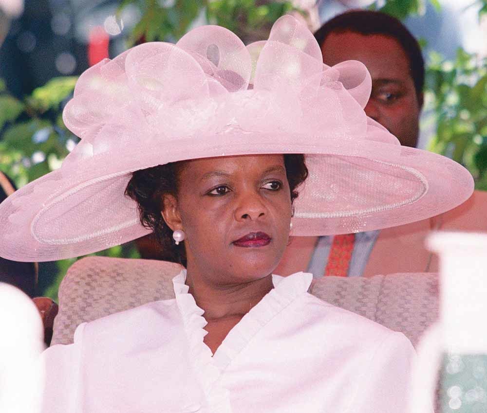 Grace Mugabe in een suikerspinroze outfit op de ceremonie van Independence Day ceremony in het National Sports Stadium in Harare. © Ray Brook / Rex Features Ltd./  HH