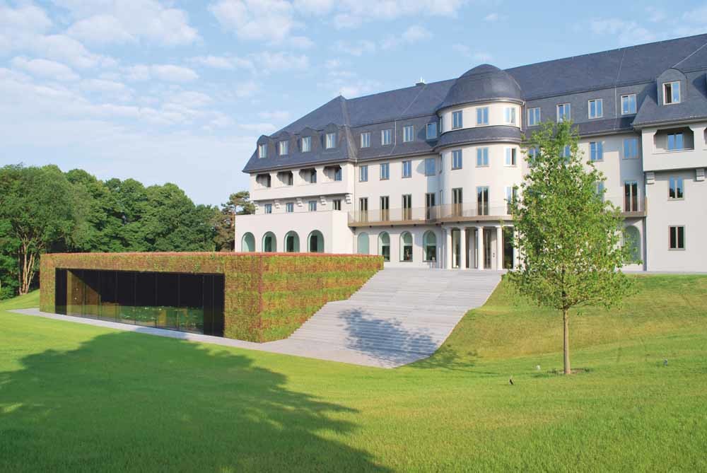 Het Oost-Belgische parlement in Eupen bevindt zich in een voormalig sanatorium uit de negentiende eeuw. In de nieuwe vleugel van het gebouw moeten de democratisch vernieuwende burgerraden bijeenkomen.
