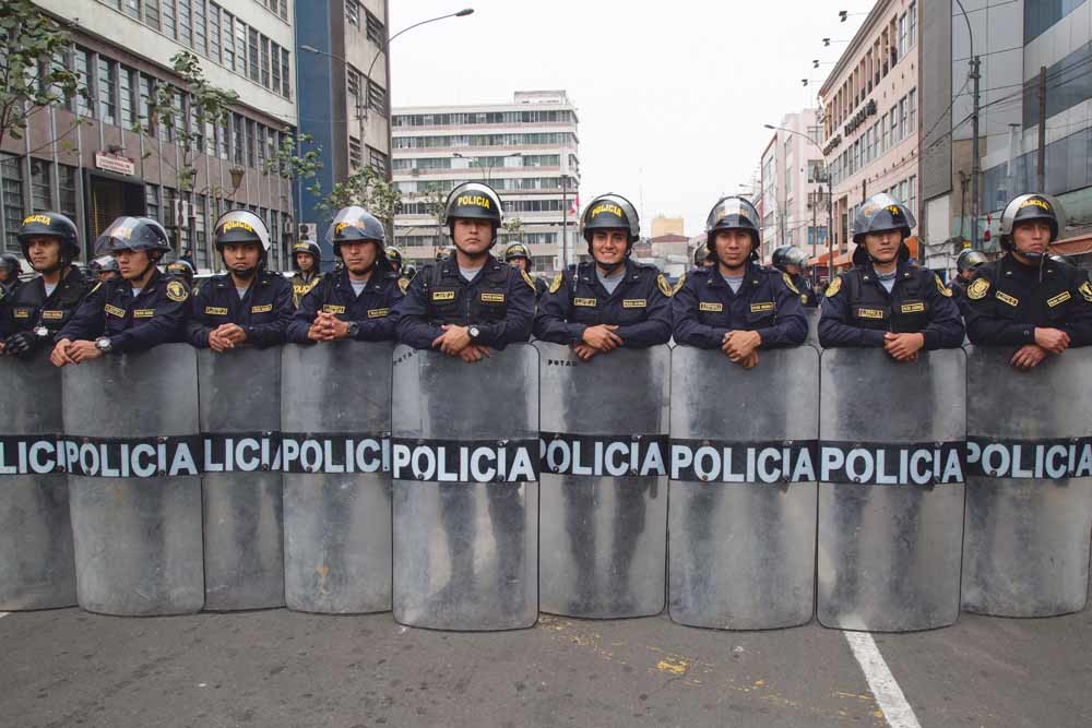 Een politiebarricade op 1 oktober in Lima. De Peruviaanse oppositie zegde eind september het vertrouwen op in president Vizcarra, die daarop het parlement ontbond en met steun van het leger aan de macht bleef. – © Manuel Medir / Getty Images