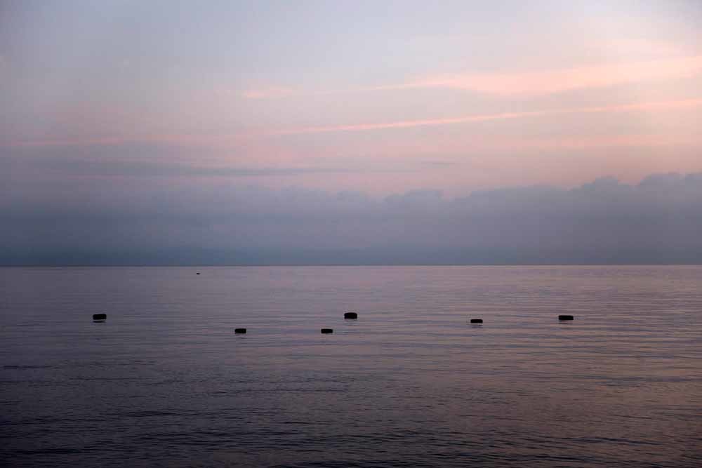 Door vluchtelingen achtergelaten binnenbanden drijven vlak bij de kust van Skala Sikaminias, Lesbos. © Santi Palacios / HH