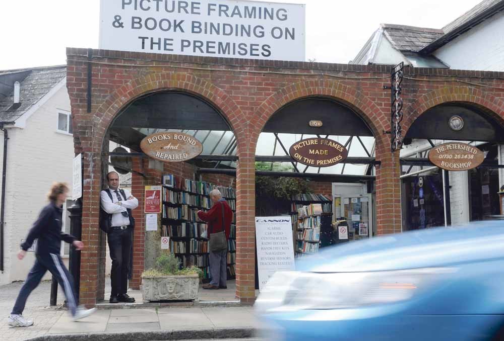 Robert Sansom voor Petersfield Bookshop in het Engelse Hampshire. © Sam Bagnall / Getty