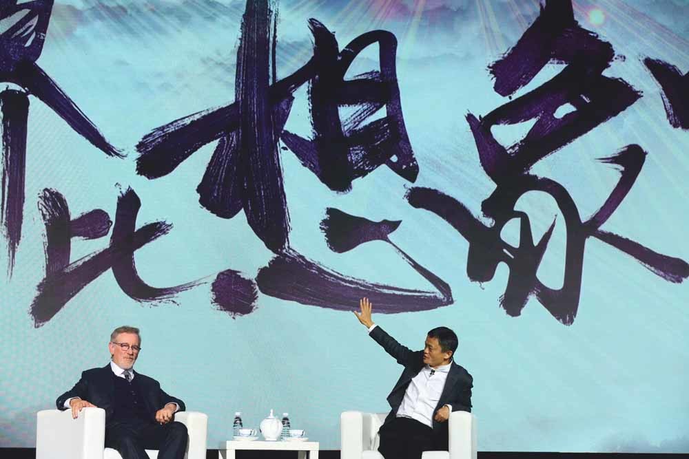Regisseur Steven Spielberg (links), directeur en voorzitter van Amblin Partners en Jack Ma, CEO van Alibaba kondigen hun samenwerking aan in 2016. – © Visual China Group / Getty