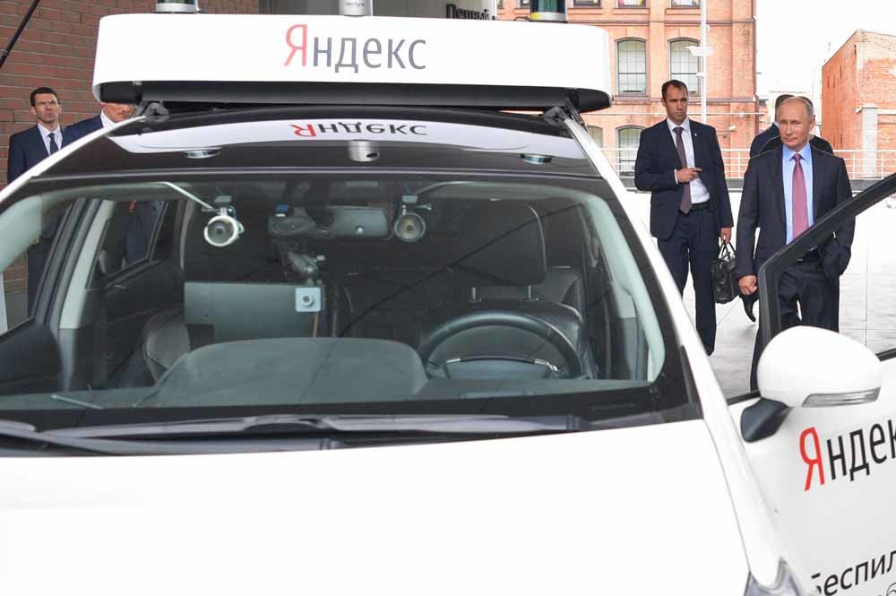 De Russische president Vladimir Poetin inspecteert een zelfrijdende auto ontwikkeld door Yandex Taxi in Moskou. © Alexei Druzhinin / TASS / Getty