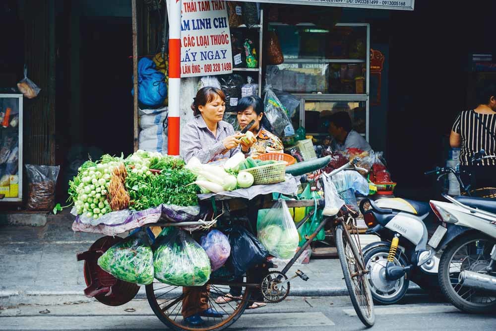 Enkele suggesties voor een gezond eetpatroon: gebruik kleinere borden en glazen; drink alleen water; eet op regelmatige tijden en vermijd snacks; eet meer groente en minder vlees; ga niet mee in hypes.– © Unsplash