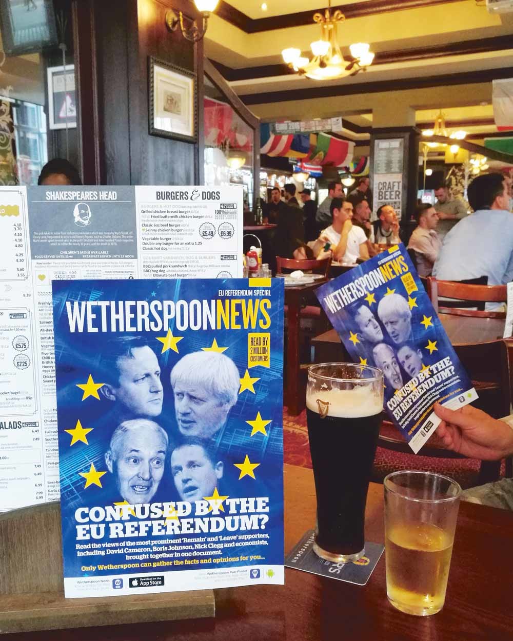 Een van Wetherspoons pro-brexitfolders. – © Kyodo News / Getty
