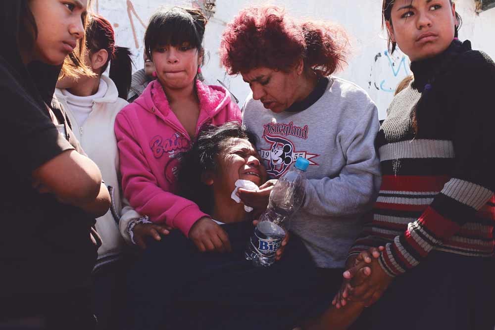 Jesusita Cardoza rouwt om de moord op haar twee dochters van 17 en 2 in Ciudad Juárez in 2010. In dat jaar stuurde de toenmalige president Felipe Calderón 7000 militairen naar de grensstad. – © Spencer Platt / Getty
