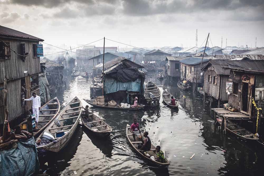 Vissersgemeenschappen aan de Lagos Lagoon lopen het risico om hun huizen kwijt te raken aan de oprukkende stad. Aan de oevers van deze natuurlijke haven wonen zo’n 150.000 mensen. © Jesco Denzel / HH