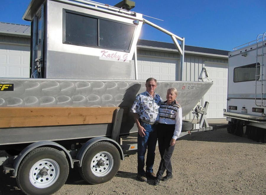 Gene en Sandy Ralston met hun boot bij hun huis in Kuna, Idaho. – © AP Photo/Jessie L. Bonner