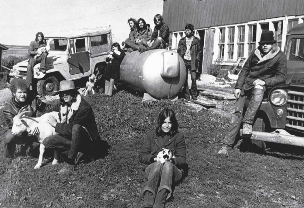 Leden van een commune in Cross Plains in de Amerikaanse staat Wisconsin poseren voor hun schuur, 1968. Net als in de jaren zestig en zeventig is het leven in een commune tegenwoordig weer populair in de Verenigde Staten.