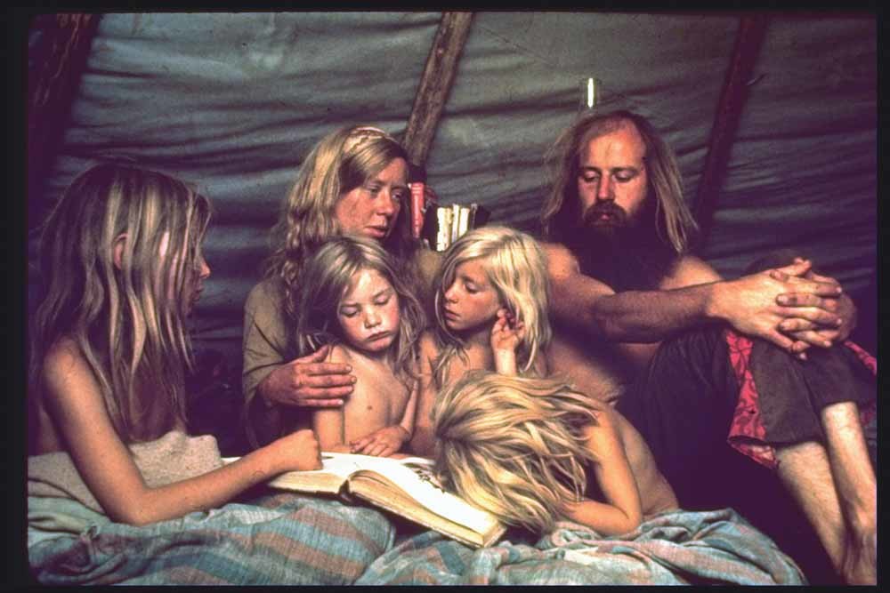 Ron en Nancy Bray met hun kinderen in de Mystic Arts-commune, jaren zeventig. – © John Olson / The LIFE Picture Collection / Getty