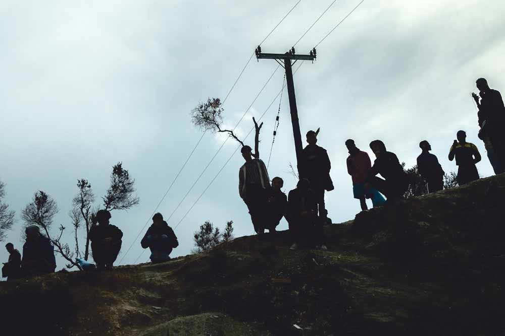Duizenden migranten en vluchtelingen zitten vast op Lesbos. Eilandbewoners zijn het beu en enkele hebben de afgelopen dagen leden van ngo’s en journalisten aangevallen. – © Joris van Gennip