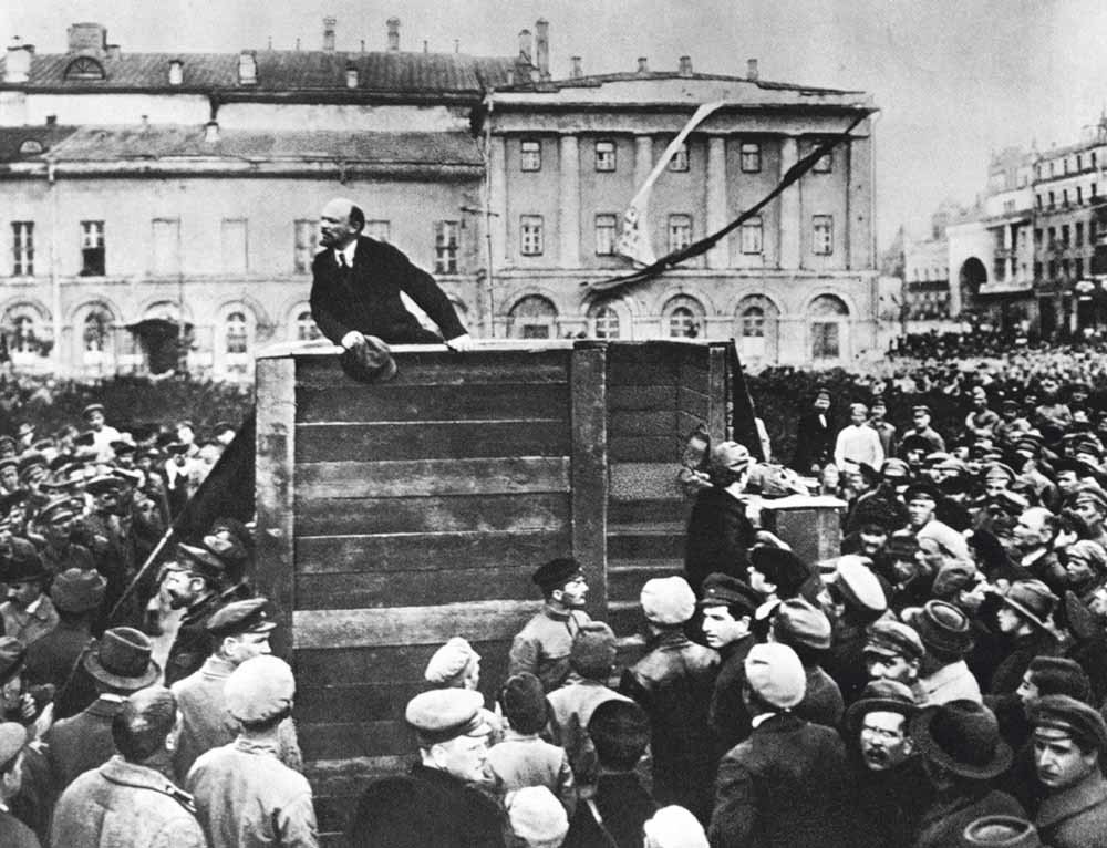 De Russische revolutionaire leider Lenin spreekt het Rode Leger toe dat vertrekt naar het front tijdens de oorlog tussen Polen en de Sovjet-Unie in 1920.  – © Getty