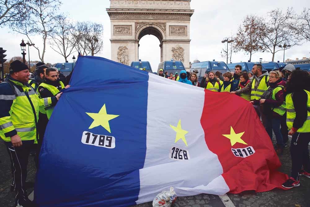  De gelehesjesbeweging protesteert voor de Arc de Triomphe in Parijs.  © Chestnot / Getty