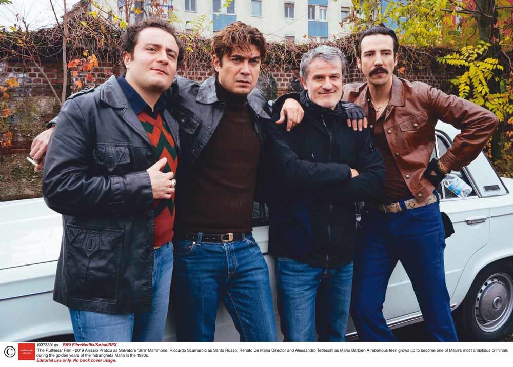 Op de set van Lo spietato, een film van regisseur Renato De Maria (tweede van rechts) uit 2019 over de ’Ndrangheta in het Milaan van de jaren tachtig. © BiBi Film / Netflix / Kobal / Rex / HH