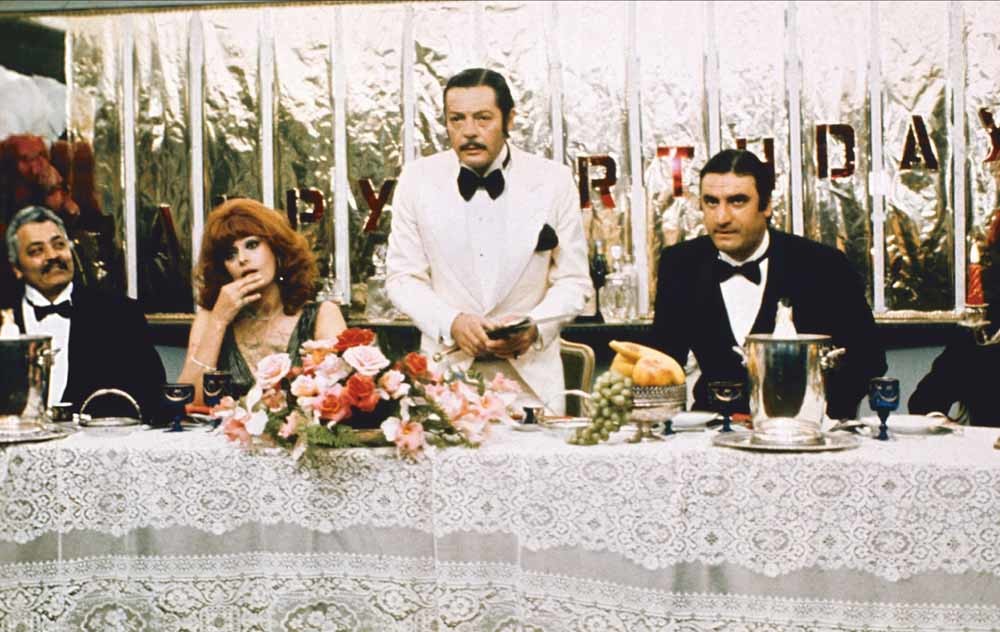 Sophia Loren, Marcello Mastroianni en Aldo Maccione in La Pupa Del Gangster (1975) van regisseur Giorgio Capitani. © Mary Evans Picture Library Ltd.