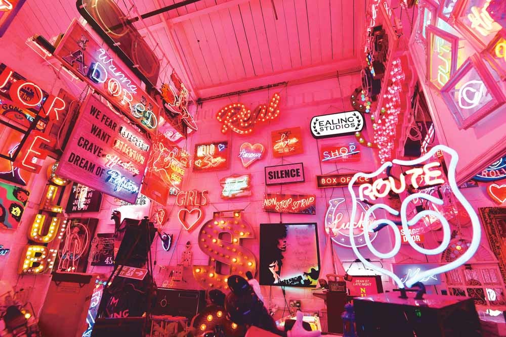 God’s Own Junkyard, het neonmuseum van de familie Bracey, in Walthamstow in het noordoosten van Londen  © PA Media John Stillwell / HH