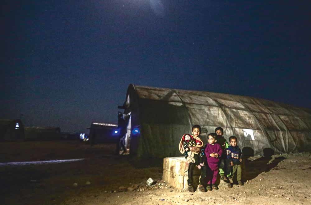 Een Syrisch gezien in vluchtelingenkamp Maâarrat Misrin in de Syrische provincie Idlib, nabij de Turkse grens. Aanvallen van het regime van Assad, gesteund door Rusland, houden aan in de regio.  © Muhammed Said / Anadolu Agency / Getty Images