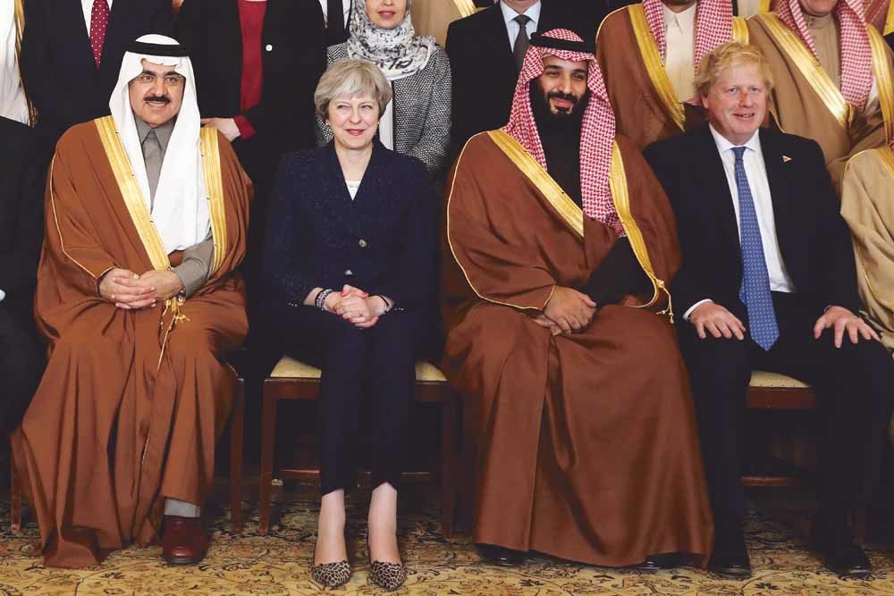 7 maart 2018. De toenmalige Britse premier Theresa May en minister van Buitenlandse Zaken Boris Johnson poseren op een groepsportret met de Saoedische kroonprins Mohammed bin Salman (tweede van rechts) – © Dan Kitwood / Pool AP
