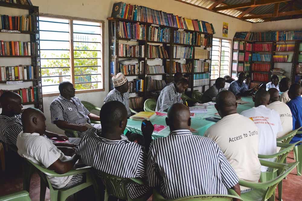 Gevangenen in uniform in de Shimo La Tewa-gevangenis in de Keniaanse stad Mombassa. Ook in deze extra beveiligde gevangenis is door gevangenen een organisatie voor rechtshulp opgericht. © Wendy Stone / Corbis / Getty Images