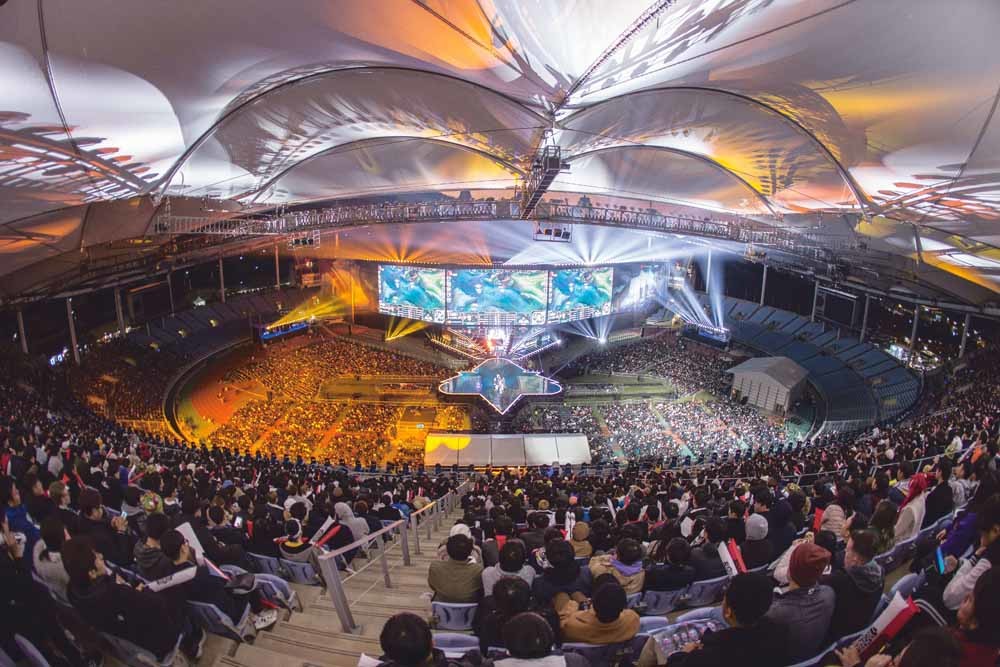 Duizenden League of Legends-fans kijken naar de finale van de wereldkampioenschappen van deze populaire fantasygame in de Zuid-Koreaanse havenstad Incheon op 3 november 2018. – © Hannah Smith / ESPAT Media / Getty Images