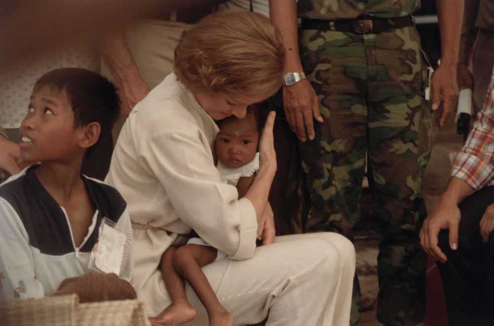 First Lady Rosalynn Carter houdt een Cambodjaans kindje vast als zij in 1979 het vluchtelingenkamp Sa Kaeo bezoekt. – © Corbis