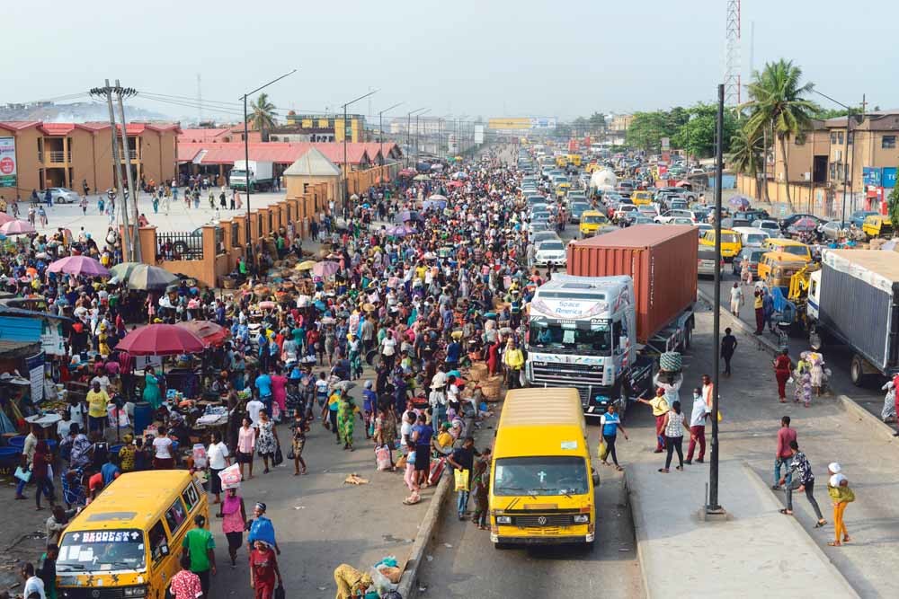 Inwoners van Lagos doen op 30 maart nog snel inkopen voordat de lockdown van kracht gaat. © Adukunle Ajayi / Getty