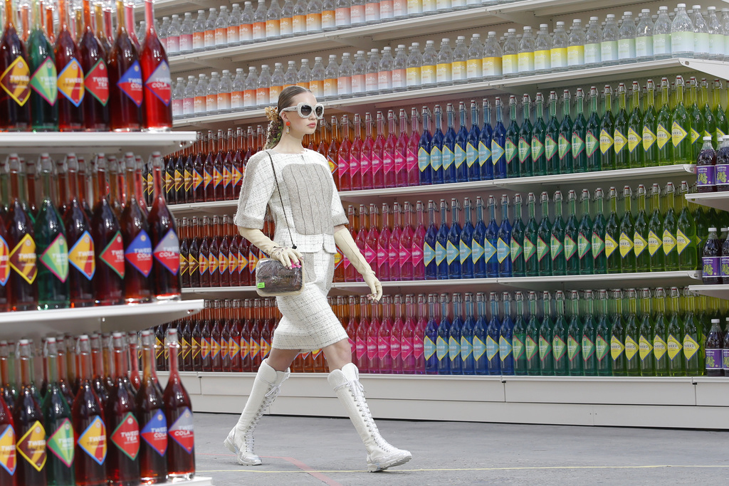 Ready-to-wear-collectie van Karl Lagerfeld voor modehuis Chanel. Fashion Week in het Grand Palais, Parijs. – © Stephane Mahe / Reuters