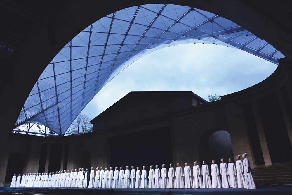 Koorleden zingen op het podium tijdens  de generale repetitie van de passiespelen van Oberammergau in 2010. – © Johannes Simon / Getty Images.