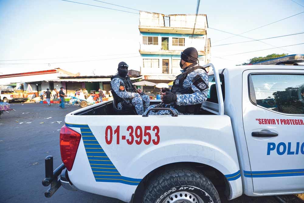 Politieagenten patrouilleren op 20 april in het centrum van San Salvador om te zorgen dat burgers zich aan de coronamaatregelen houden.   – © Camilo Freedman / AP Photo / Getty Images