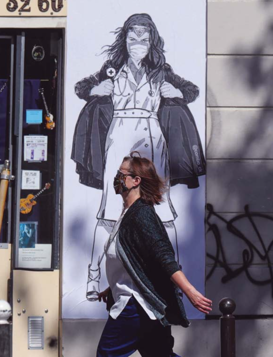Superheldin Wonderwoman in verplegerskostuum, streetart in Parijs. – © Pierre Suu / Getty Images