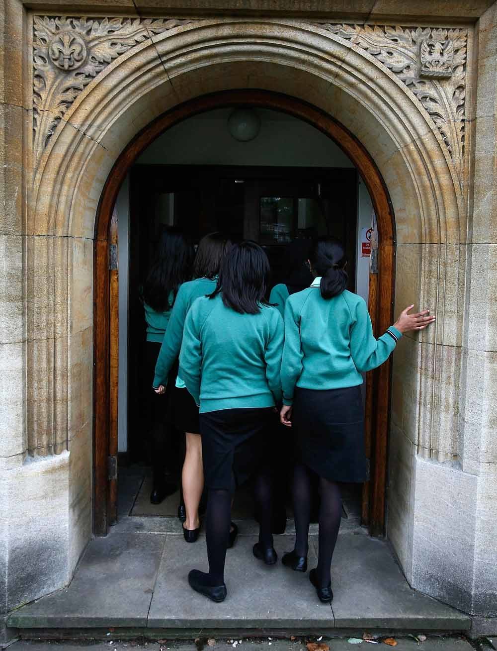 Leerlingen van de King Edward VI High School in Birmingham, een van de topscholen in Engeland. Zij zullen gemiddeld acht jaar langer leven dan hun minder gefortuneerde landgenotes.  –  © Christopher Furlong / Getty Images