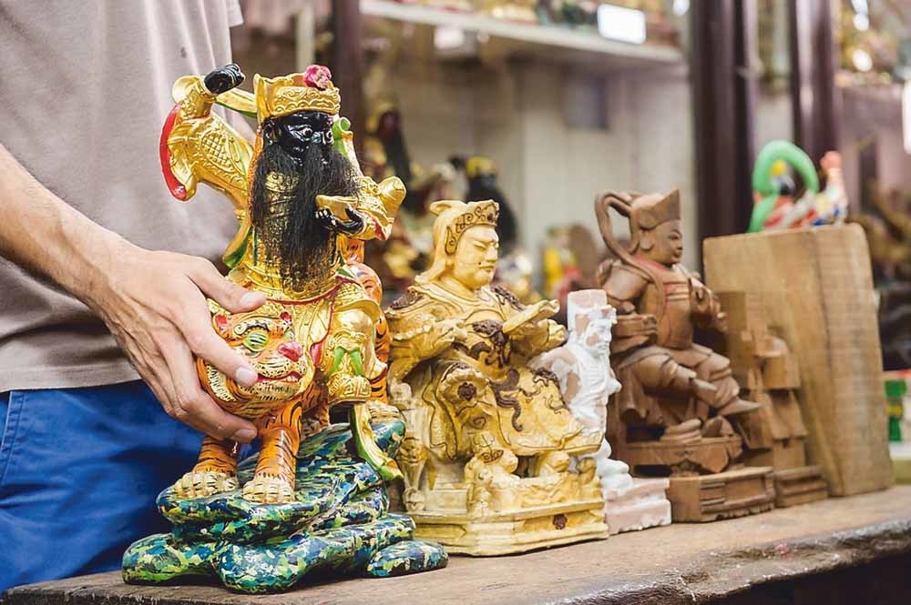 In de winkel Say Tian Hng (‘Hemelse Tuin’), wordt onder het kritische oog van mater familias Tan Chwee Lian het eeuwenoude familiebedrijf van de familie Ng voortgezet. © Say Tian Hng Buddha Shop