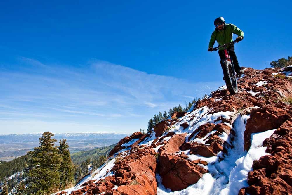 Een man op een mountainbike in de bergen rondom de stad. Ogden staat bekend als buitensportcentrum. – © Ben Girardi