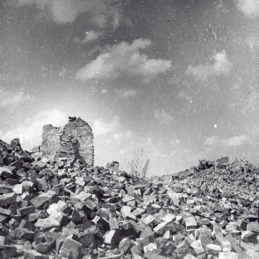 Foto 2: Puin in het getto van Warschau, 1946 – © Maria Chrząszczowa / Dorota Jarecka / Fundacja Archeologia Fotografii