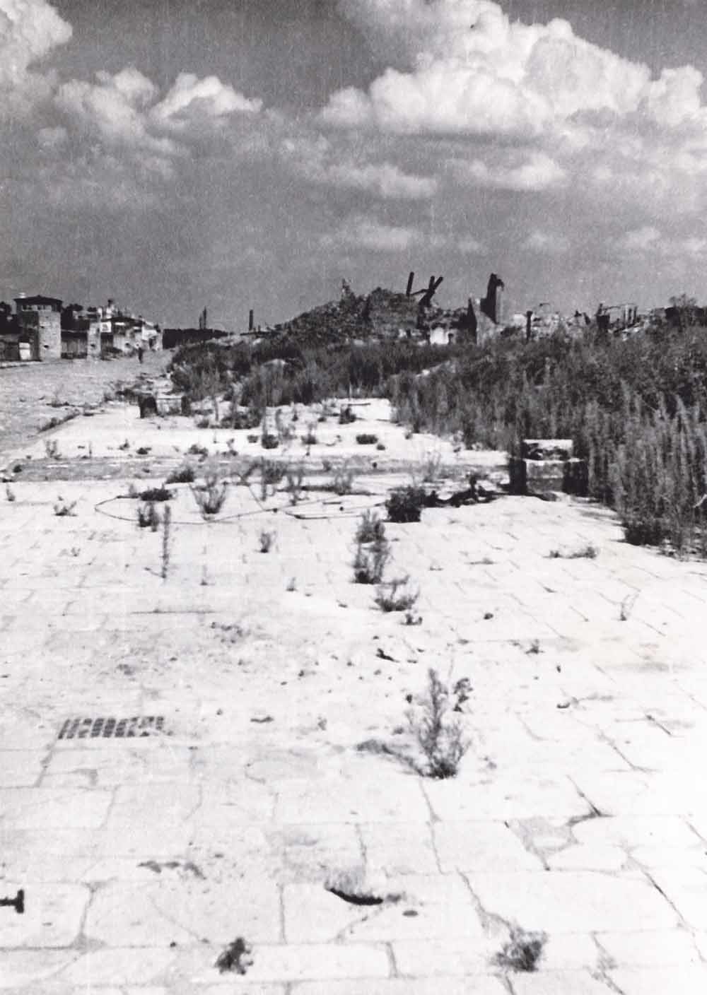 Foto 3:  Zofia Chomętowska, De wijk Muranów, in het getto van Warschau, 1945–1970 © Chomętowscy / Fundacja Archeologia Fotografii