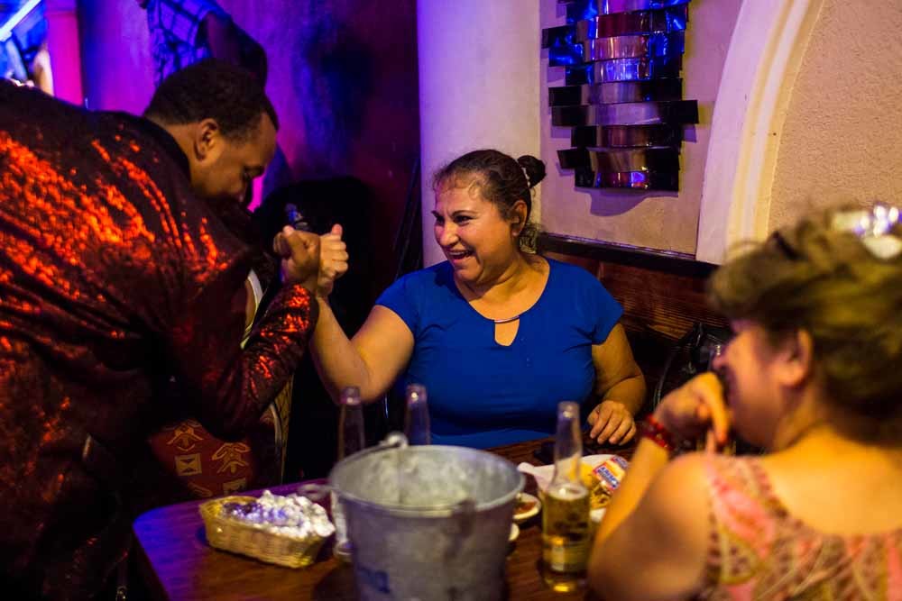 Rhyan Lowery, alias El Compa Negro, tijdens een optreden in Pepe’s Night Club in San Bernardino, Californië. – © Kent Nishimura / Los Angeles Times