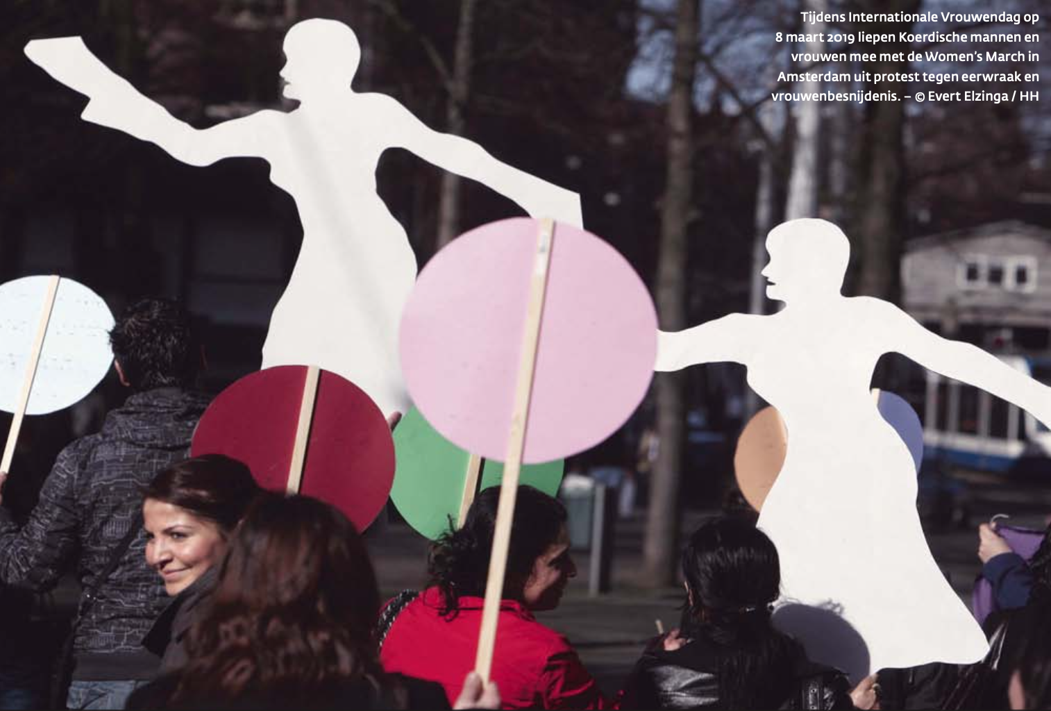Tijdens Internationale Vrouwendag op  8 maart 2019 liepen Koerdische mannen en vrouwen mee met de Women’s March in Amsterdam uit protest tegen eerwraak en vrouwenbesnijdenis. – © Evert Elzinga / HH